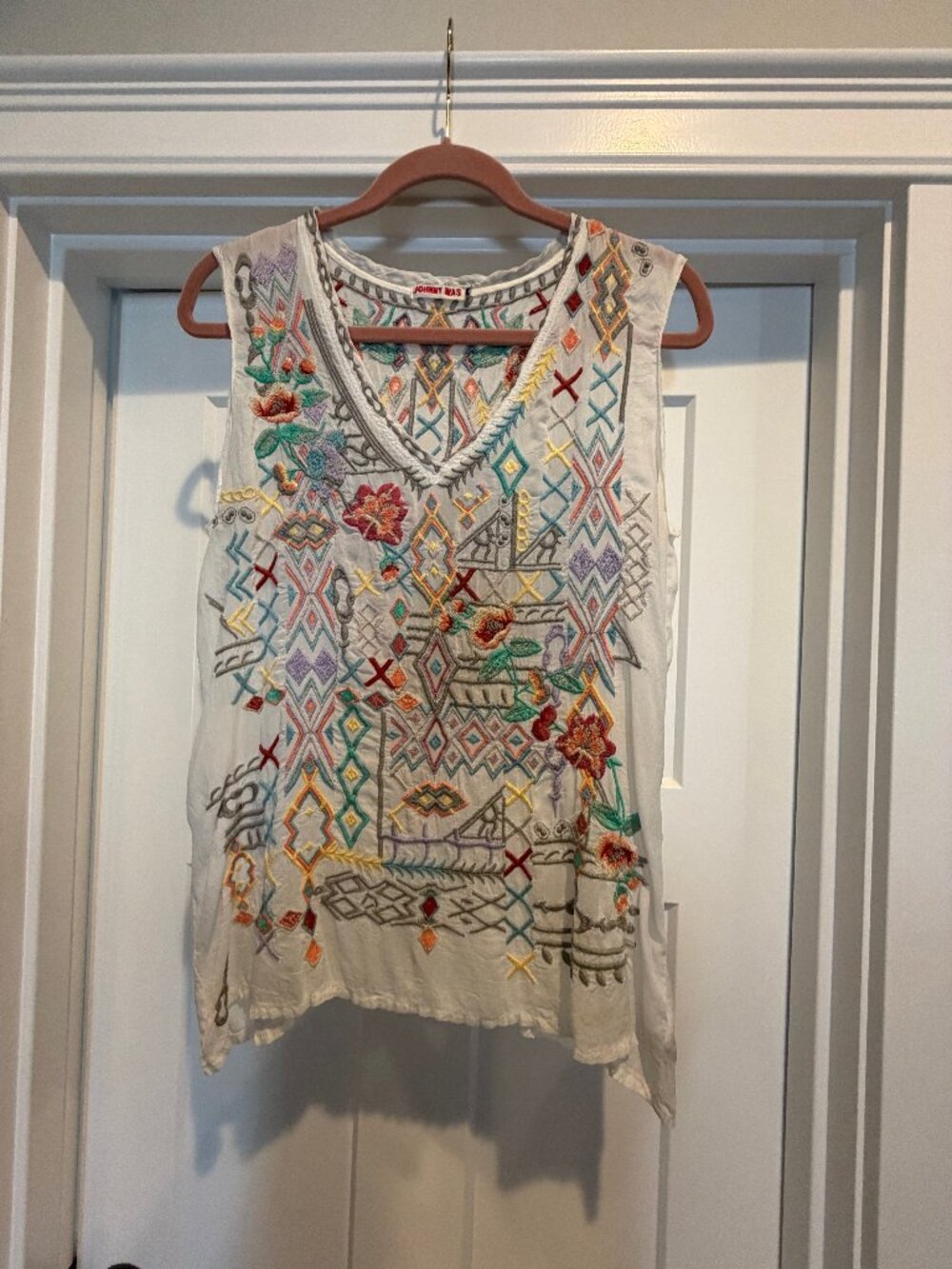 JOHNNIE WAS WHITE WITH MULTI COLORED EMBROIDERY.